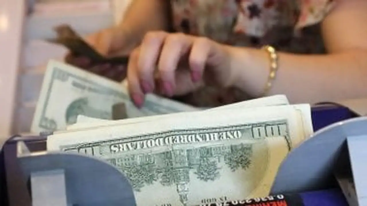 تحركات سعر الدولار مقابل الجنيه في البنوك المصرية خلال تعاملات يوم الجمعة